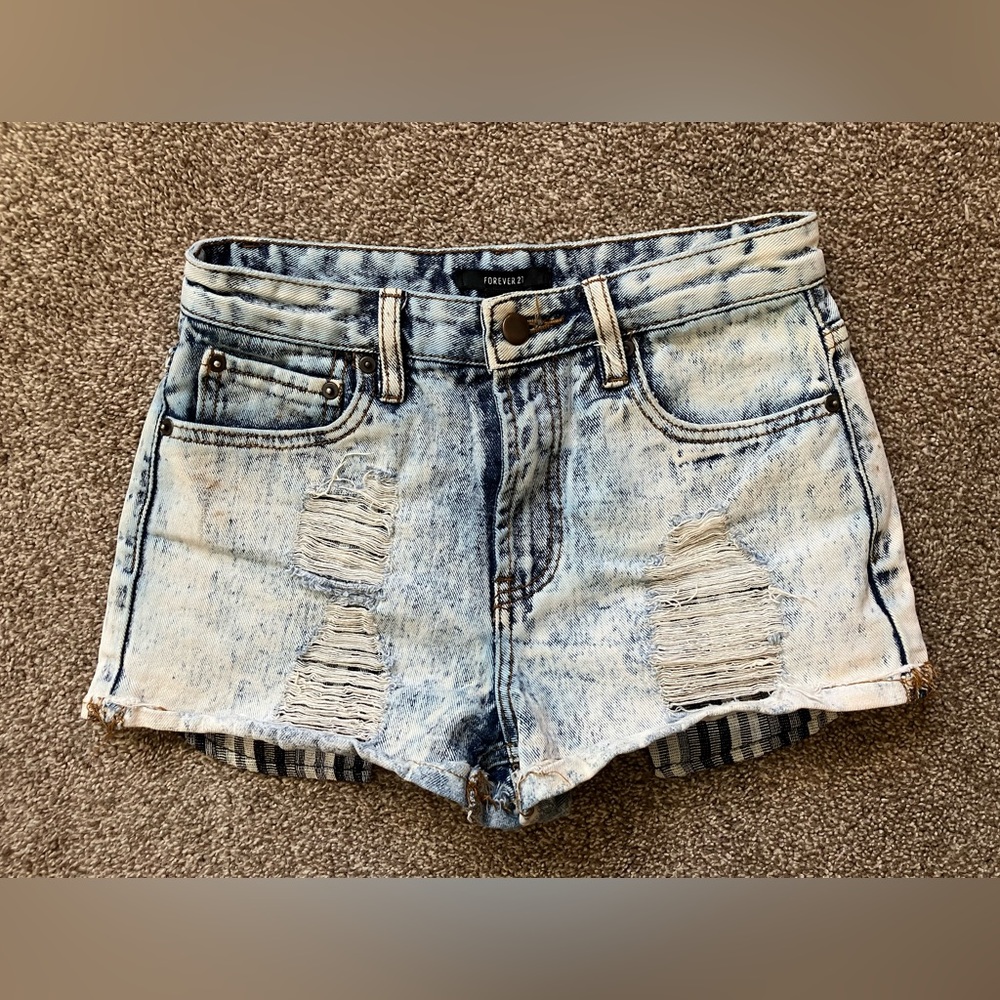 Distressed white wash denim short with flannel pockets